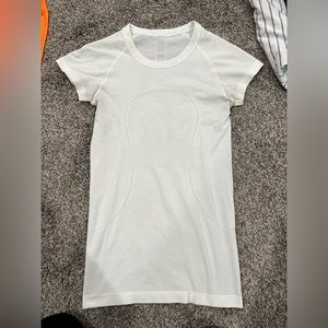 Lululemon Swiftly Tech Short Sleeve 2.0, Size 4